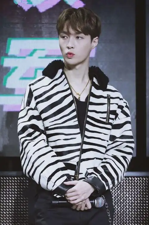 张艺兴穿黑白斑马纹夹克配黑色长裤现身发布会 嘟嘴卖萌露酒窝_网易