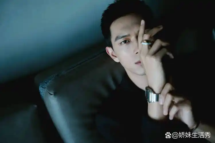 在这次活动中,李现一身笔挺的西装,搭配卡地亚的珠宝和腕表,整个造型