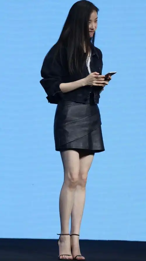 极品御姐倪妮白皙美腿大赏肉乎乎的小脚丫实在太可爱了