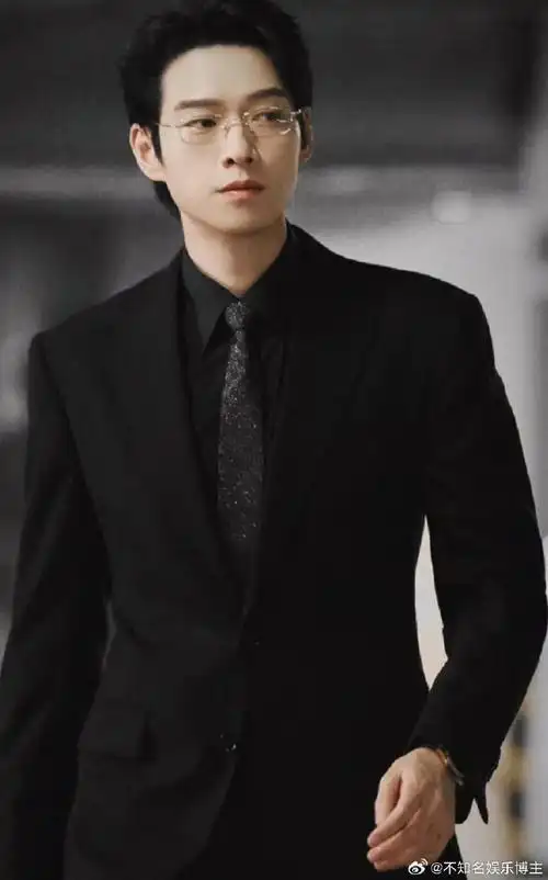 最适合穿黑色西装的男明星