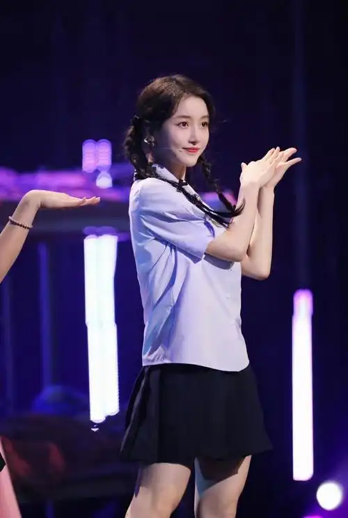 姜贞羽甜美舞台造型双马尾可爱少女带来精彩舞台