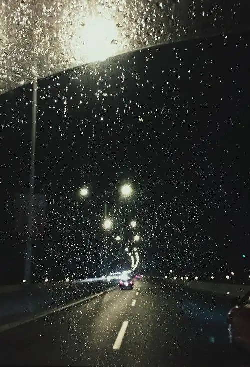 在路上,下雨了