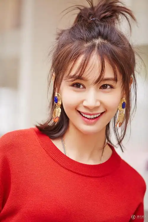 王子文时尚街拍曝光 半丸子头变娇羞少女