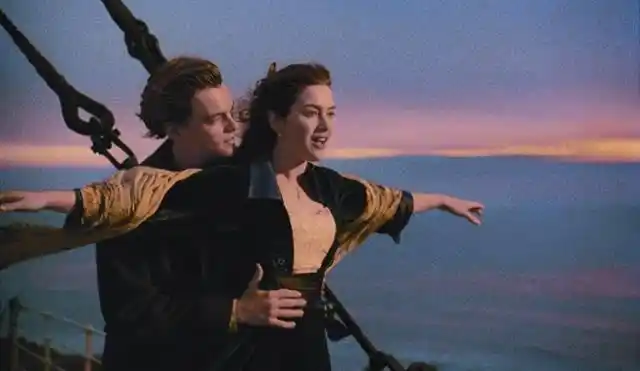 情侣玩"泰坦尼克"经典桥段 不慎掉下河堤-学路网-学习路上 有我相伴