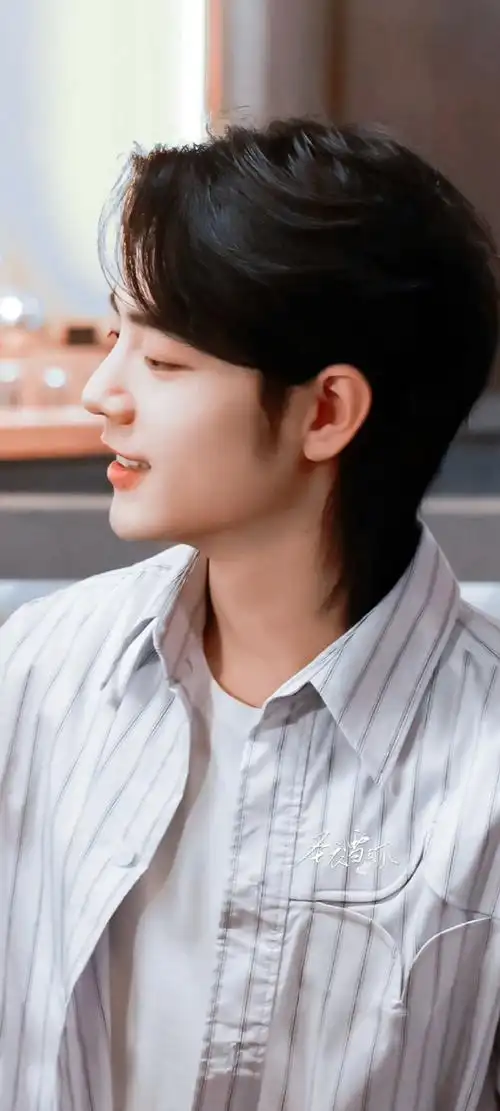 长发肖战好美!有点小委屈的嘟嘟嘴看着好好亲,博哥一定好爱!壁纸自取