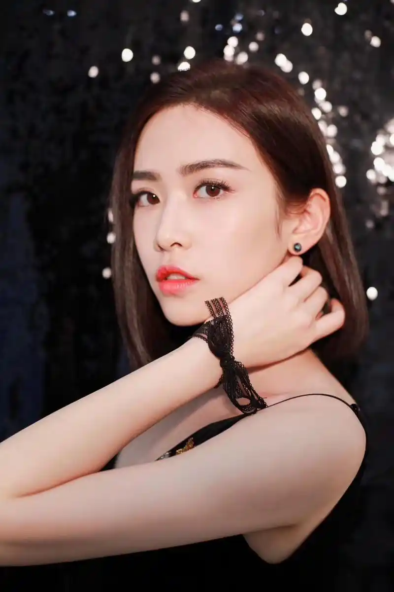 刘美彤黑色吊带裙出席盛典 典雅小女人气场全开