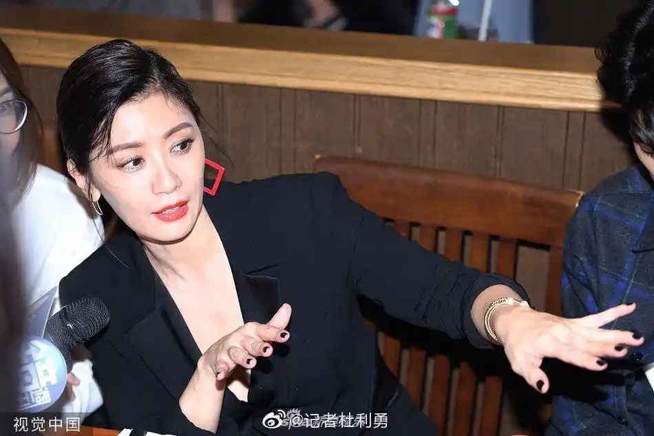 每日娱乐播报# 【《我们与恶的距离》庆功宴 新晋视后贾静雯深v红唇