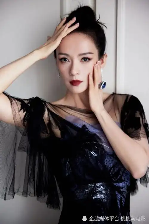 章子怡戛纳海边拍摄时尚大片,华服美钻光彩照人