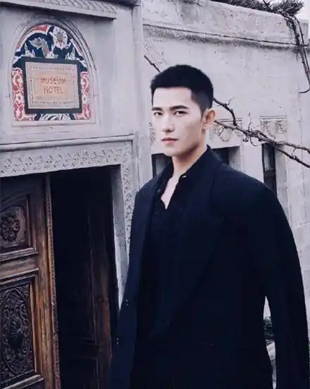 从脸型和发质上来看,他是非常适合这种有款有型的寸头发型的.