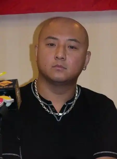 图文:发布会现场图片-主唱周晓鸥面色凝重-8