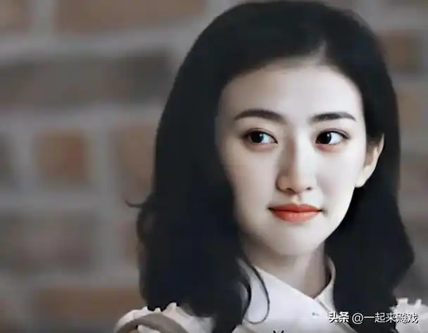 景甜,她的五官线条清晰,眼睛明亮且灵动,眼睫毛又浓又密,鼻子立体挺拔