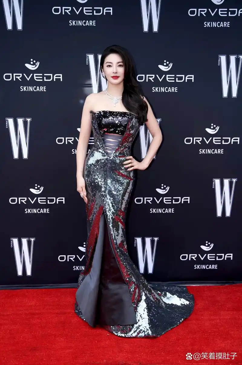 外媒评张雨绮戛纳红毯最佳着装# 来看看传说中追她的人排队都排到