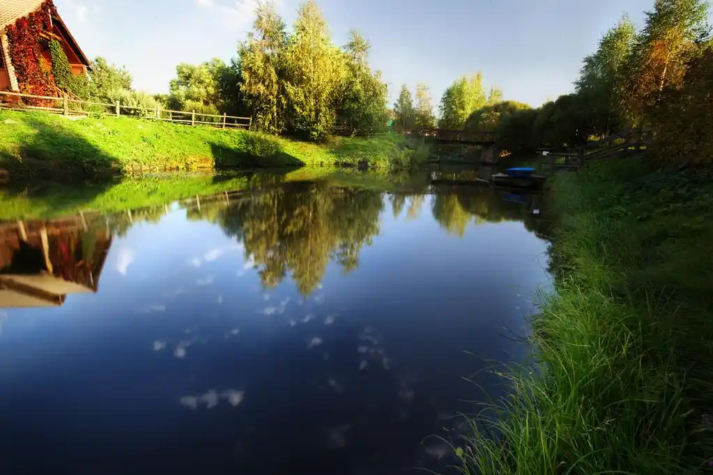 乡村景观,在河岸边的农村房子