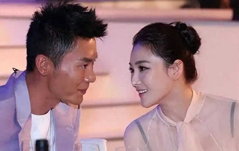 曝闫妮与小7岁李晨谈恋爱,网友直呼太离谱,女方离异多次姐弟恋_年龄