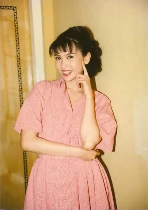 近日,气质女神邱淑贞的一组旧照在网上曝光,照片中的邱淑贞既清纯又