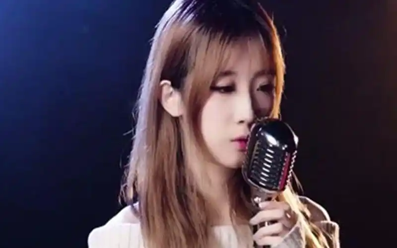 最近超火的一位烟嗓美女,鱼大仙儿翻唱《我曾》,网友跪求完整版!