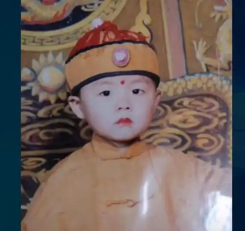 再看另一张郭威在小时候的单独留影,照片中的郭威穿着一身复古公子哥