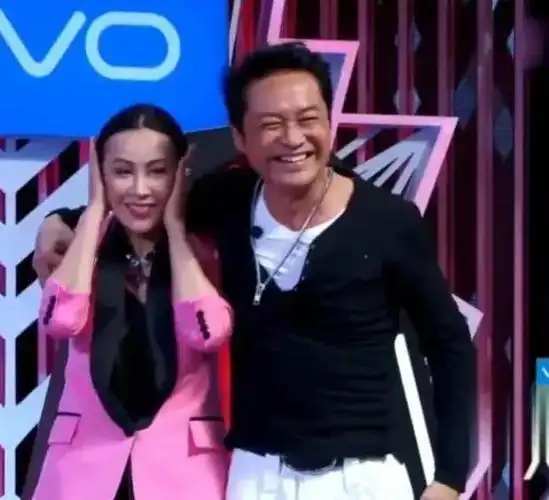 马景涛还真清醒怼完陈红后抱着她转圈圈宁静也没躲过