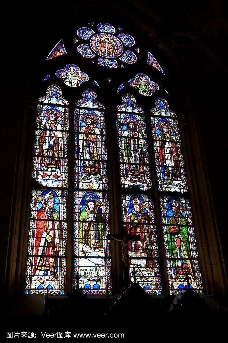 巴黎圣母院金库的彩色玻璃窗