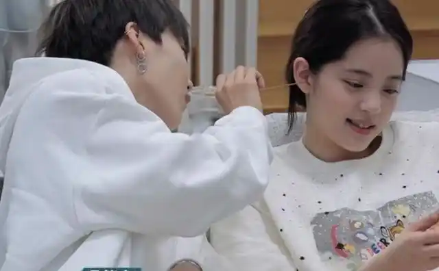 刘雨昕给范丞丞采耳谁注意男方下意识反应母胎单身就是不一样