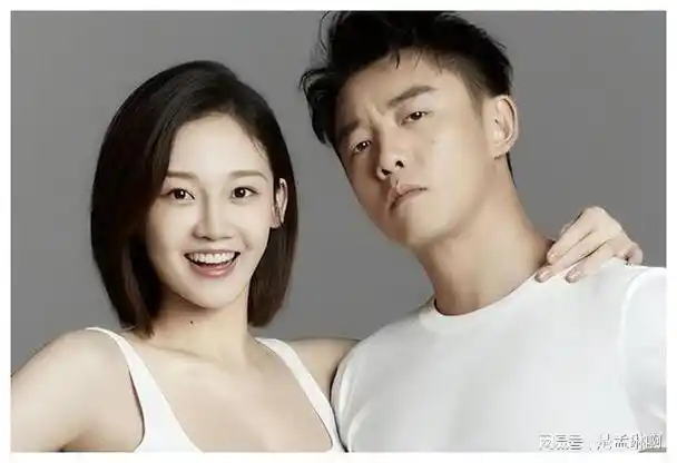 苗苗深夜晒卷发视频脖子上草莓明显网友郑恺你小子真行