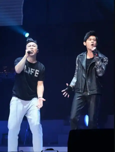 [周杰伦][新闻]141226 周杰伦陈奕迅跨年合唱 《淘汰》成首选