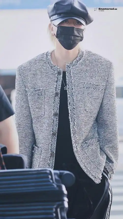 蔡徐坤机场饭拍,金发小香风造型帅气十足