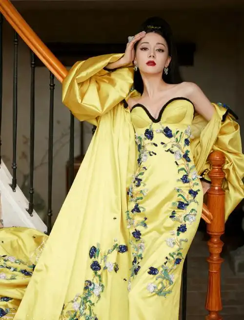 elle红毯##迪丽热巴 金色女王##迪丽热巴花团锦簇复古造型