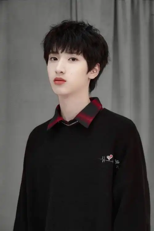 请问哪位集美能提供一些无水印严浩翔的绝美照片嘛