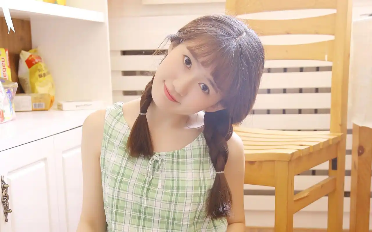 首页 桌面壁纸 元气少女甜美居家写真图片壁纸上一张下一张查看原图