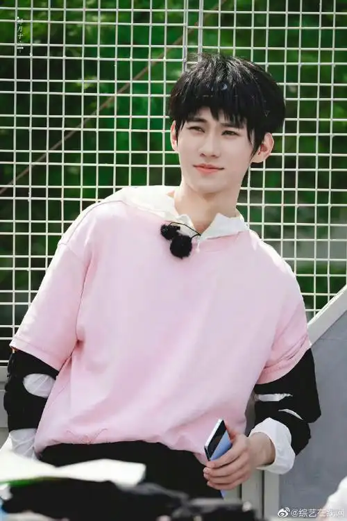 张真源笑得好开心