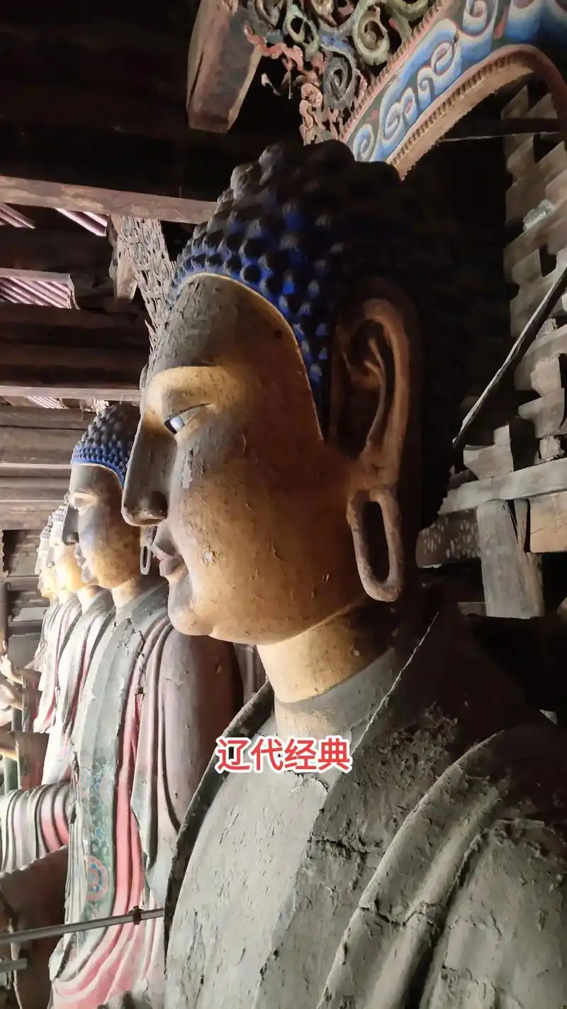 辽代彩绘.辽代佛像通常都是两肩宽厚,身躯饱满,上半身偏长,给 - 抖音