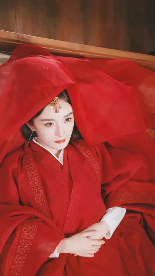 杨幂斛珠夫人大婚造型##杨幂雪中红衣氛围感