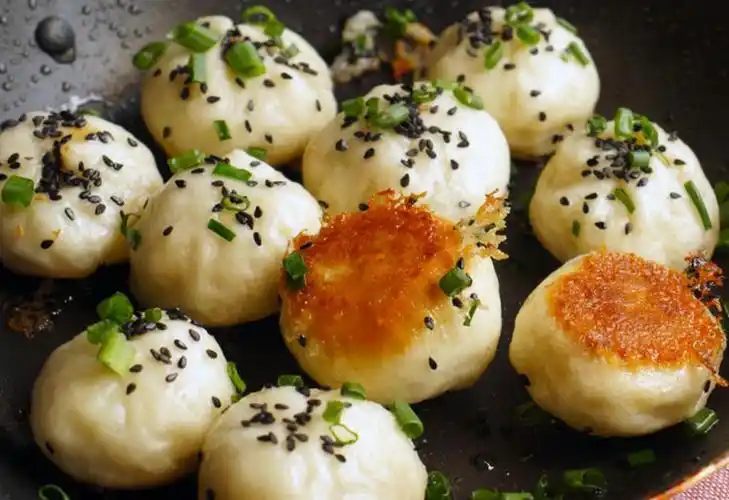 教你做"冰花"生煎包,薄皮大馅,肉香葱香芝麻香,回味无穷