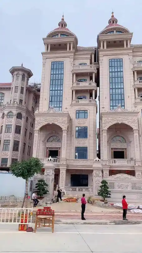 吊顶灯擦完了吗?这就是我们福建莆田的农村呀!像这种自建房比比皆是!