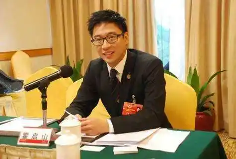 他和霍启山有过一段轰轰烈烈的爱情,两人曾被拍过当街拥吻.