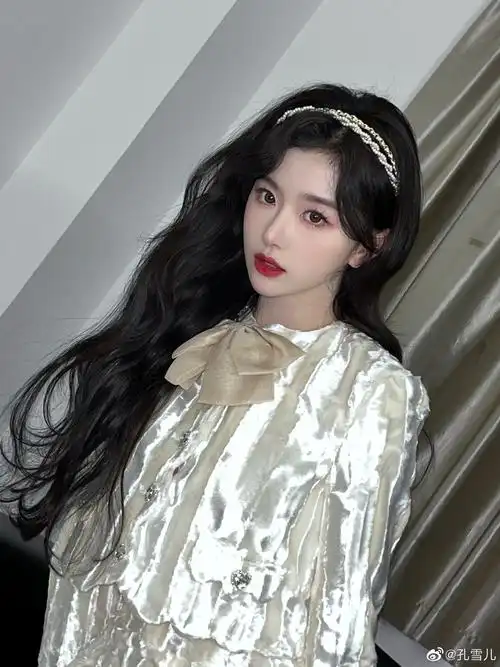 孔雪儿公主风六宫格图片 身穿银色礼服小套装头戴亮钻发箍如同在逃