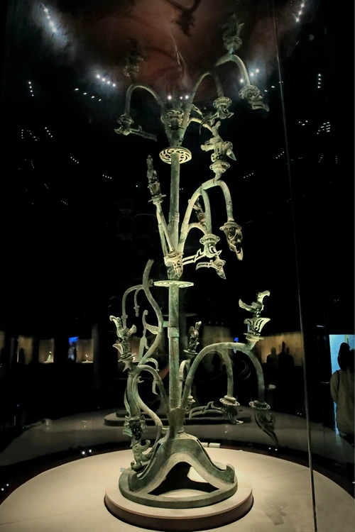 三星堆遗址出土青铜神树.(中国网发 栗卫斌 摄)