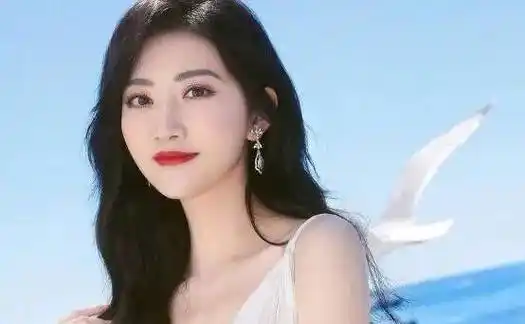 原创景甜分手后大转型穿无痕裙出行惹热议普通人谁敢尝试