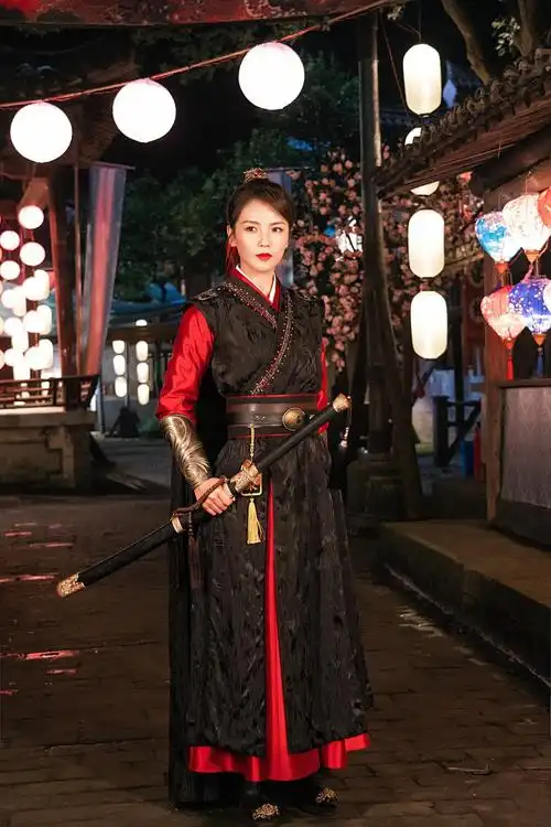 刘涛女侠造型超飒来袭 红衣高马尾演绎别样江湖