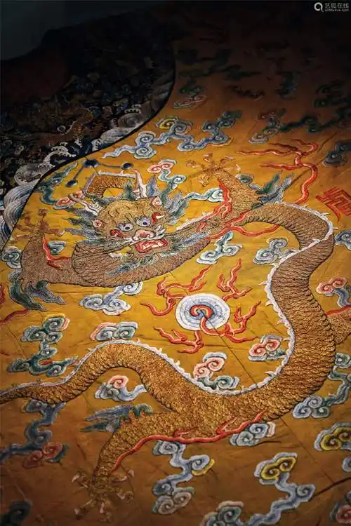 金龙纹男棉龙袍,文物编号故00041978明黄色缎地金龙纹列十二章皇帝龙