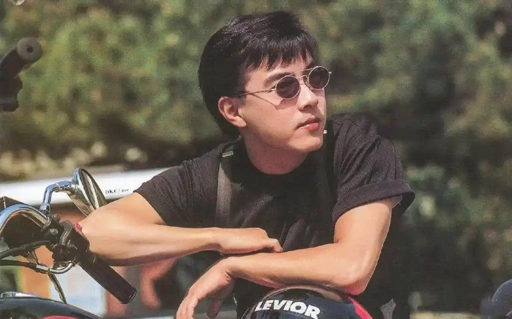 回顾香港美男张卫健:帅到窒息被雪藏,恋爱10年才结婚又两度丧子