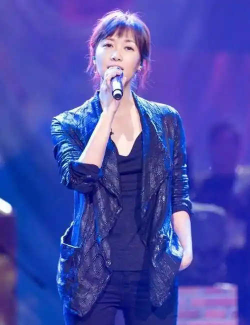 45岁徐静蕾也追潮流?金色波波头衬得肤白透亮,配时尚装认不出