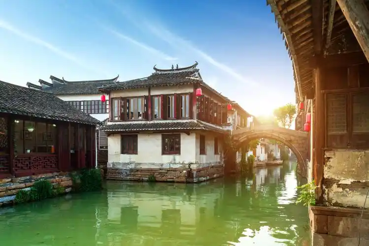 传统水乡小镇江南旅游苏州旅游江苏蓝色简约大气卡通月饼中秋节美味