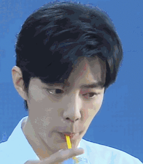 来围观现实中的肖战喝水 是萌宝宝系列没错了!