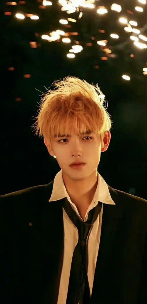 陈飞宇金发白衫散发出热烈而张扬酷拽且不羁的少年感谁在少女时代搜不