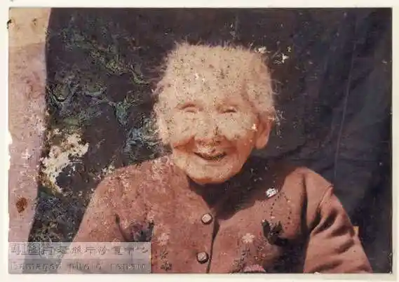 彩色老人半身老照片修复翻新五官模糊破损手工恢复细节