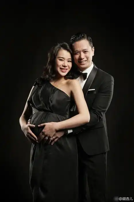 胡杏儿晒出孕肚照甜蜜依偎老公怀里夫妻俩看上去十分恩爱