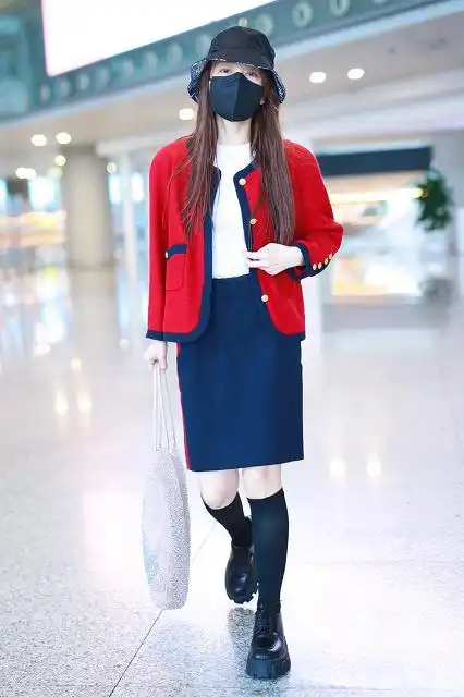 机场造型,夏季女明星私服穿搭,休闲装搭配中筒袜,减龄又时髦