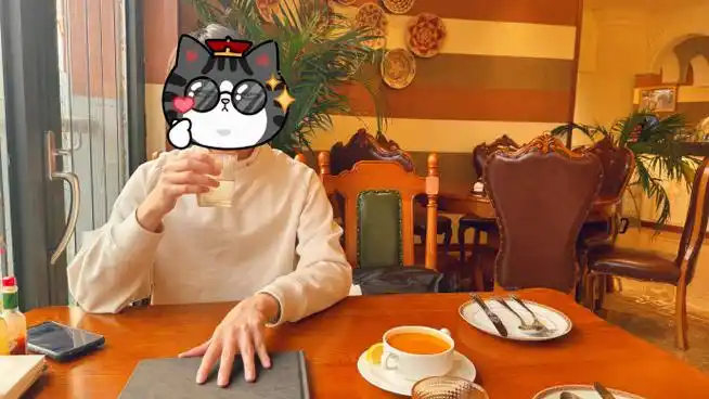 cv林予曦超话墨镜猫猫请你吃饭,本儿上的随便点,吃完还把你捧在手上带